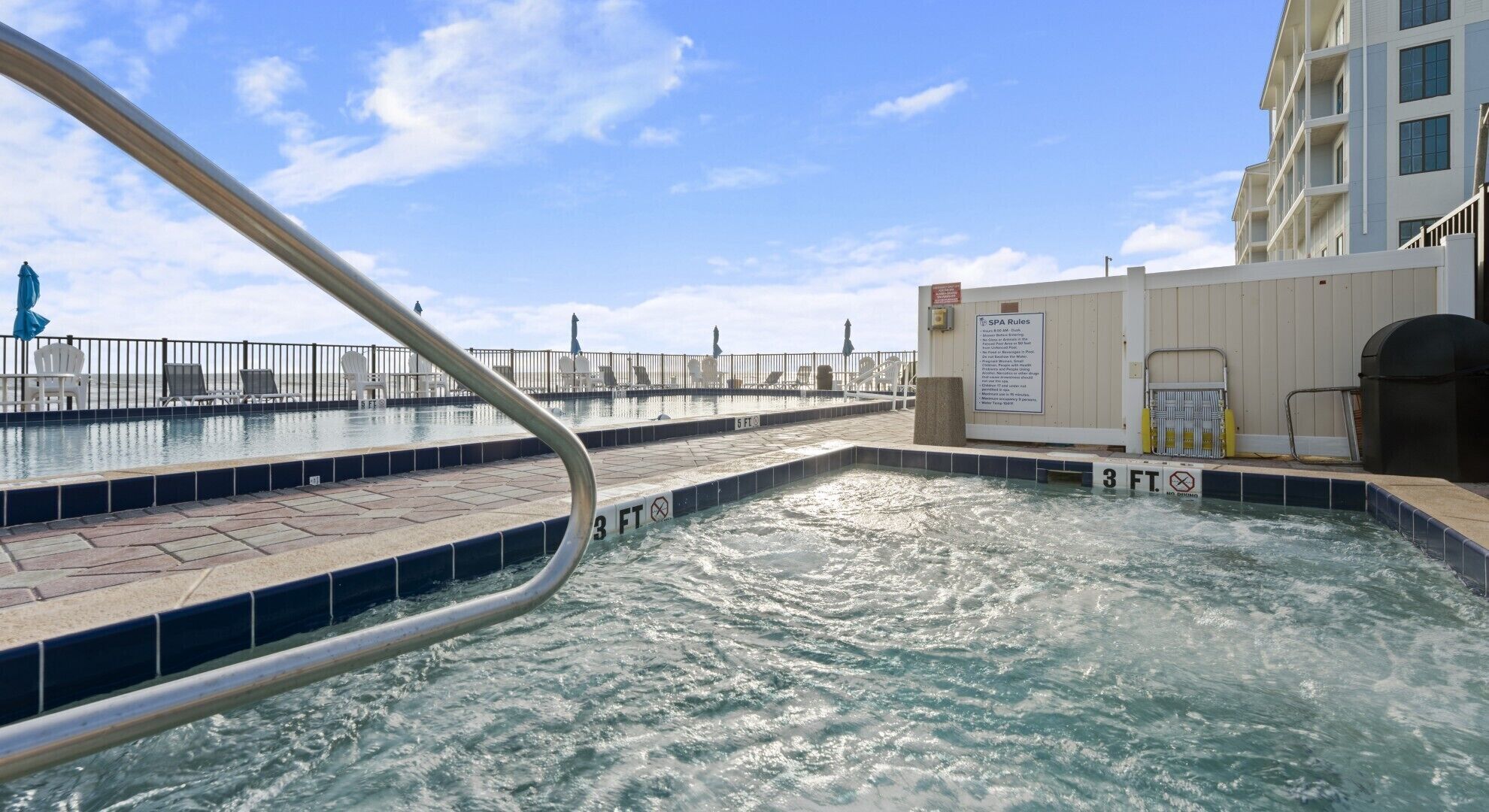 室外游泳池，提供日光浴躺椅