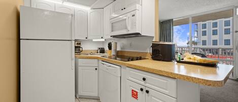 Deluxe Room, Ocean View | Private kitchen