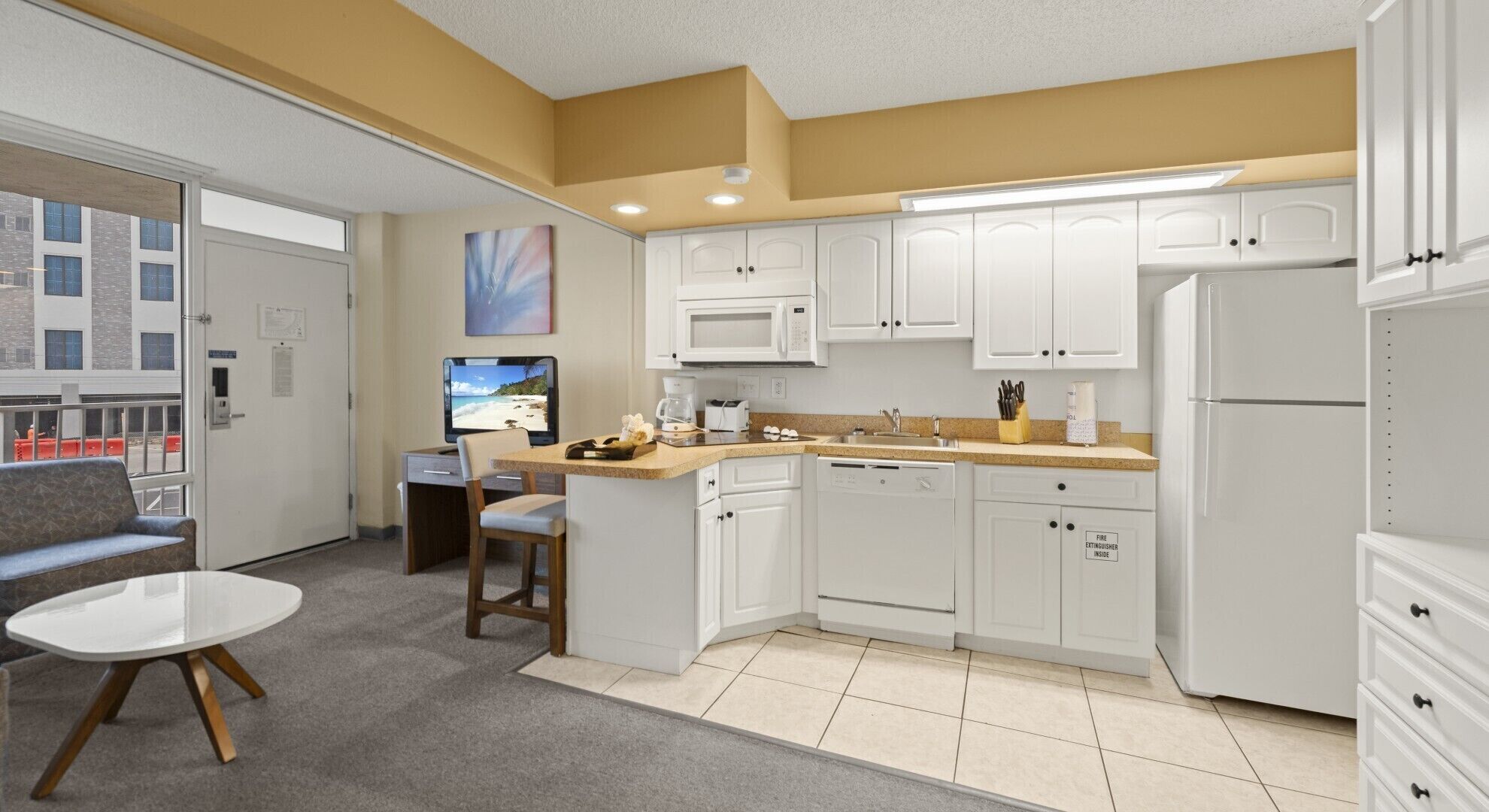 Studiosuite – standard, tekjøkken, havutsikt | Eget kjøkken | Kjøleskap, mikrobølgeovn, oppvaskmaskin og kaffetrakter/tekoker