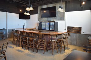 Bar (on property) - Gorgeous 1-bedroom lodge with AC in charming Stockport (Stockport)