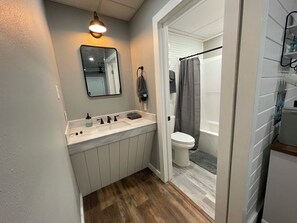 Towels, soap, toilet paper - Gorgeous 1-bedroom lodge with AC in charming Stockport (Stockport)