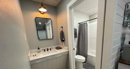 Gorgeous 1-bedroom lodge with AC in charming Stockport