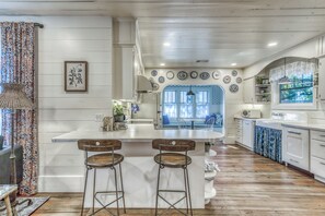 Frigorífic, microones, forn i placa de cuina 