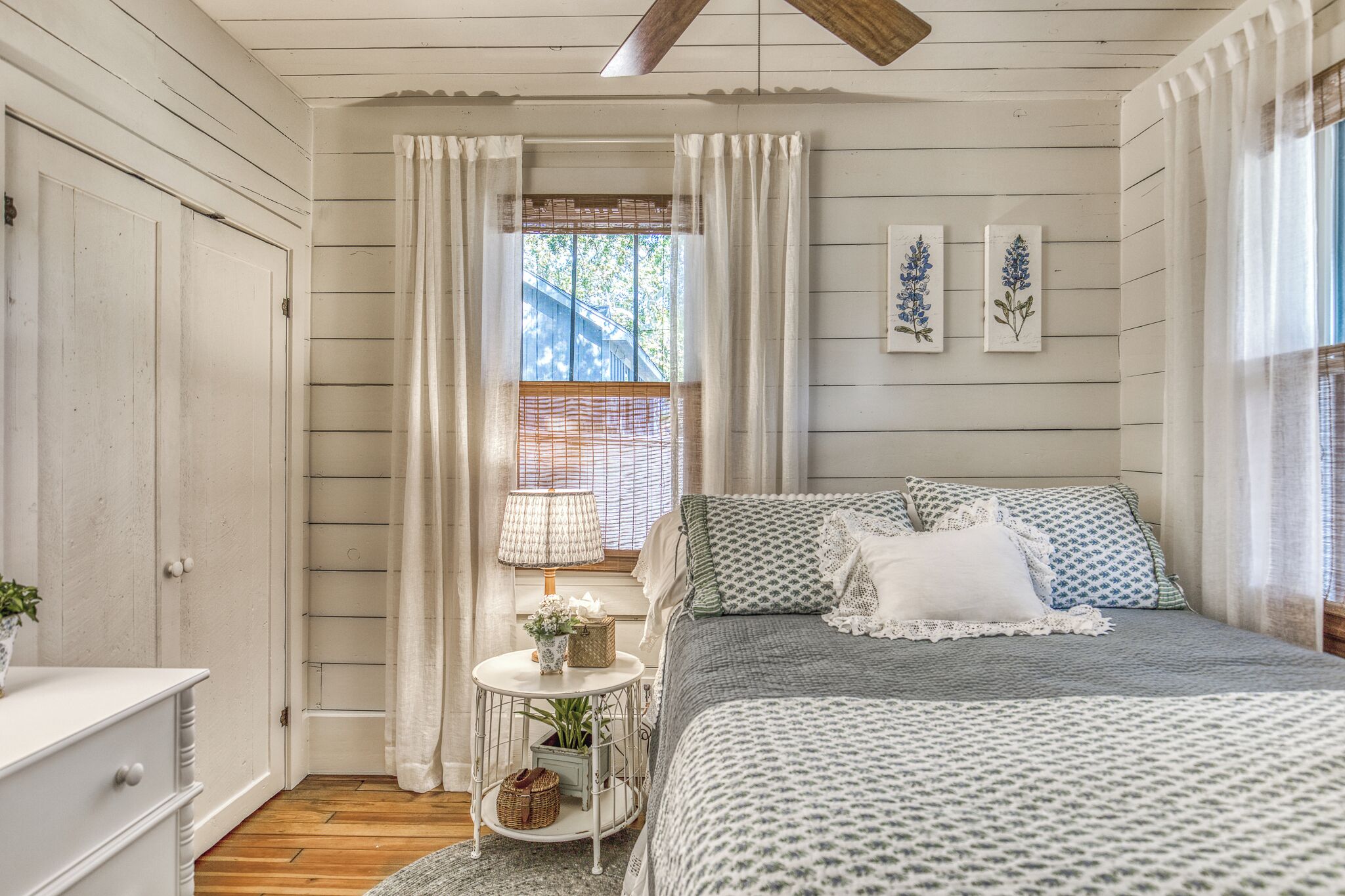 Tabla de planchar con plancha, wifi, ropa de cama