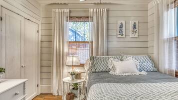 Tabla de planchar con plancha, wifi, ropa de cama