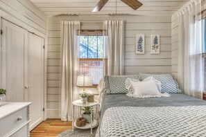 Planxa i posts de planxar, wifi i roba de llit 