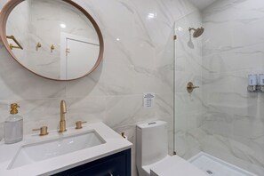 Douche, sèche-cheveux, serviettes fournies, savon
