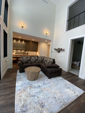 Smart TV, fireplace, video games, ping pong - Snowmobile & Ice Fest Suite #1 (Autrain)