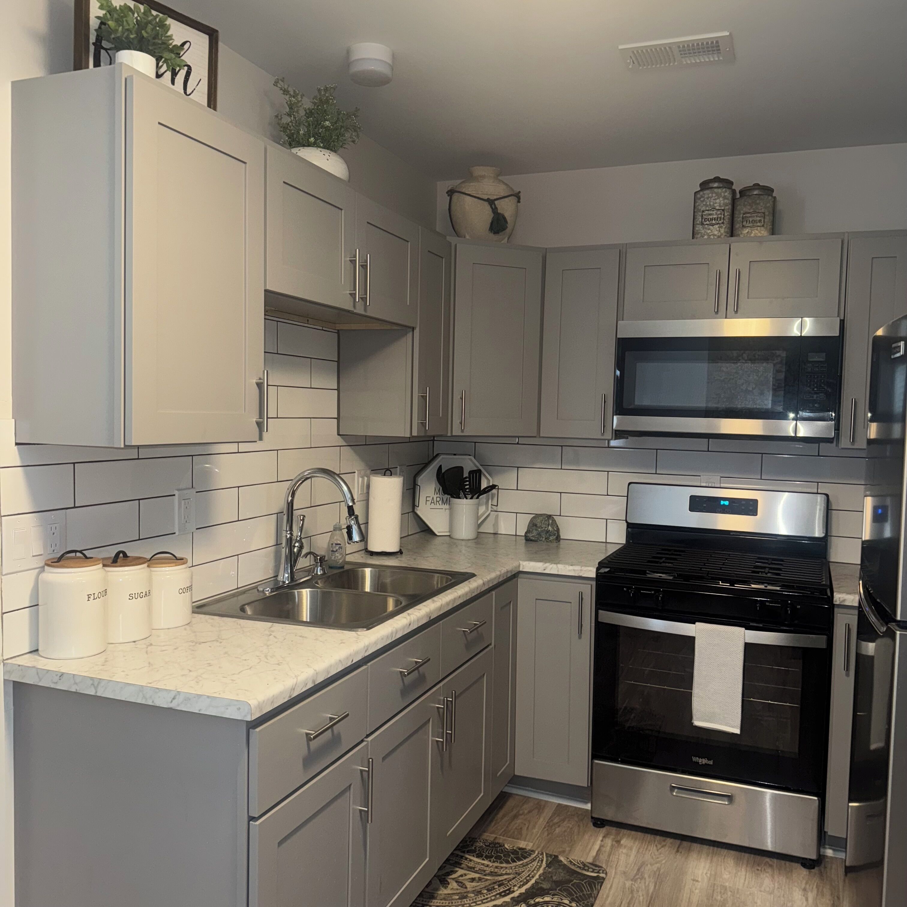 冷蔵庫、電子レンジ、オーブン、コンロ