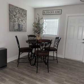 Dining - 3-bedroom apartment in peaceful Wichita with air conditioning (Wichita)