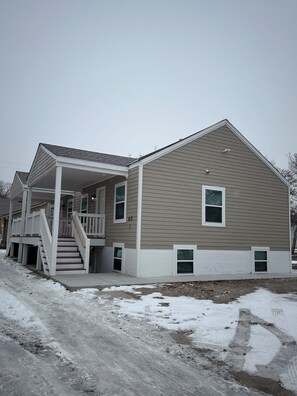 Exterior - 3-bedroom apartment in peaceful Wichita with air conditioning (Wichita)