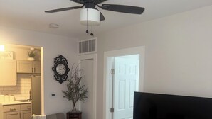 Living area - 3-bedroom apartment in peaceful Wichita with air conditioning (Wichita)