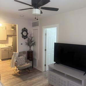 TV - 3-bedroom apartment in peaceful Wichita with air conditioning (Wichita)