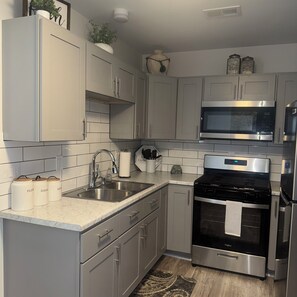 Fridge, microwave, oven, stovetop - 3-bedroom apartment in peaceful Wichita with air conditioning (Wichita)