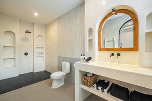 Douche, bidet, serviettes fournies, savon