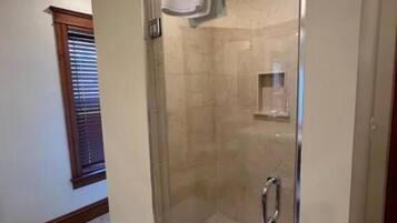 Shower, rainfall showerhead, free toiletries, hair dryer