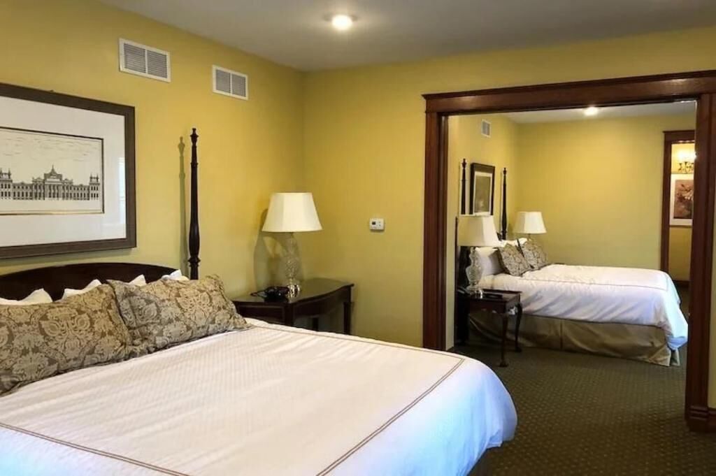 Deluxe Suite | Iron/ironing board, free WiFi