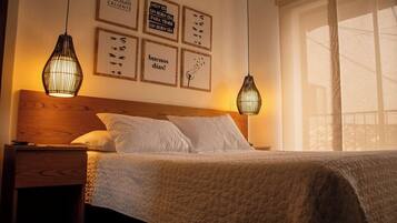 مكتب ومساحة عمل للكمبيوتر المحمول وواي فاي مجانًا وملاءات أسرّة