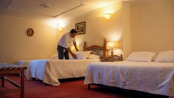 Rom – standard | Skrivebord, skrivebord for bærbar PC og wi-fi (inkludert)