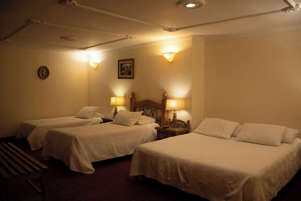 Escritorio, espacio para trabajar con laptop y wifi gratis 