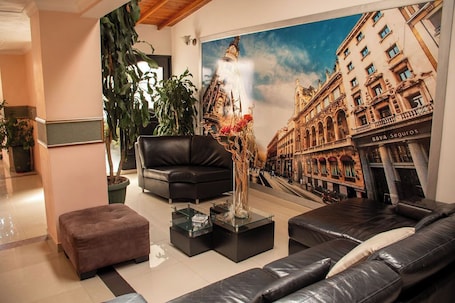 40-inch LED TV with cable channels. Hotel Santamaria INN