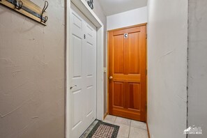 Interior - 4min drive to Day Lodge and walk to trails! 1BR1BA (Anchorage)