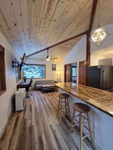 4min drive to Day Lodge and walk to trails! 1BR1BA