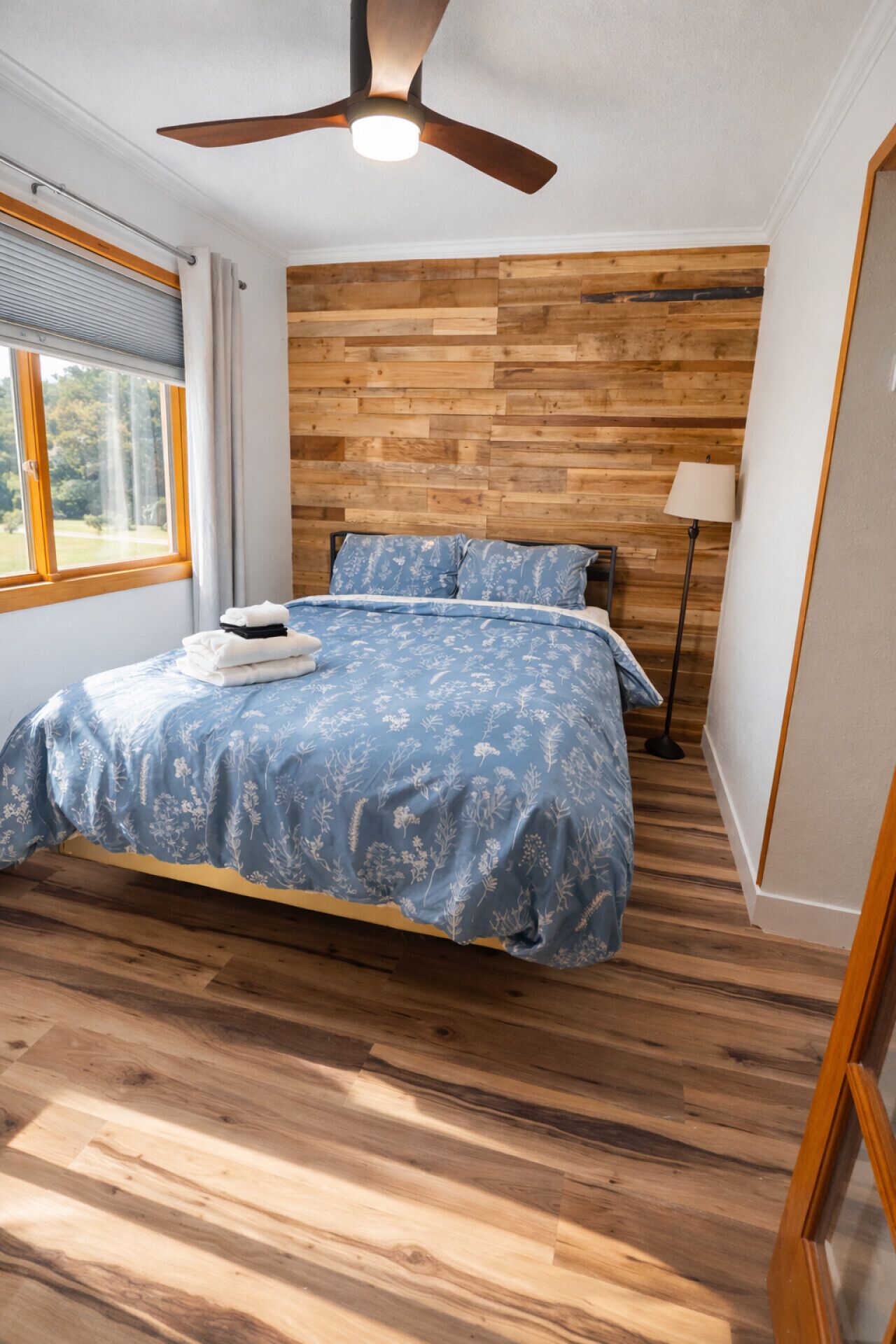 Desk, WiFi, bed sheets