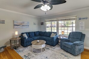 TV - Lake Jackson Retreat w/ Lanai & Large Yard! (Sebring)