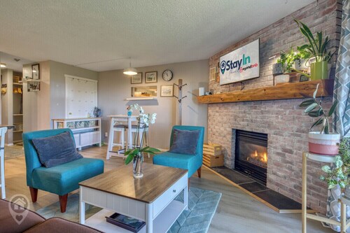 1-Bedroom InnWest Condo – Hot Tub & Alpine Views