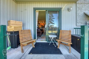 Outdoor dining - 1-Bedroom InnWest Condo – Hot Tub & Alpine Views (Kimberley)