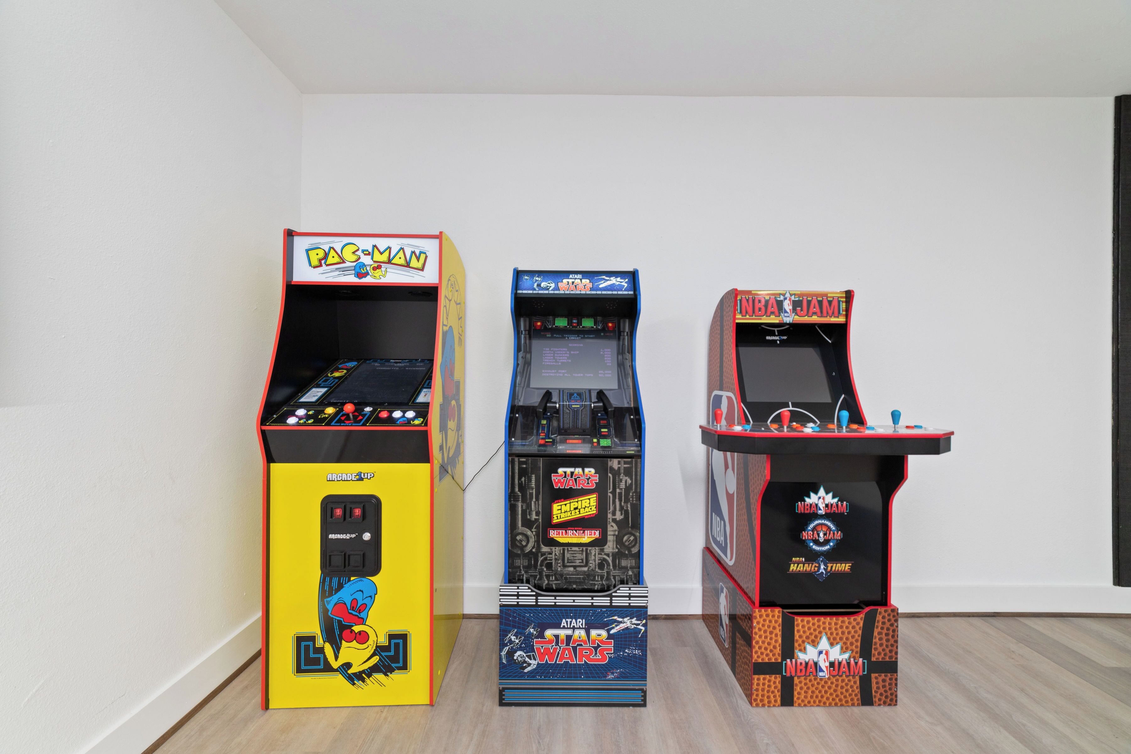 Drie speelautomaten: Pac-Man, Star Wars en NBA Jam.