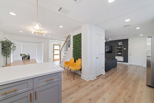 Pickleball Oasis + Pool & Spacious Home