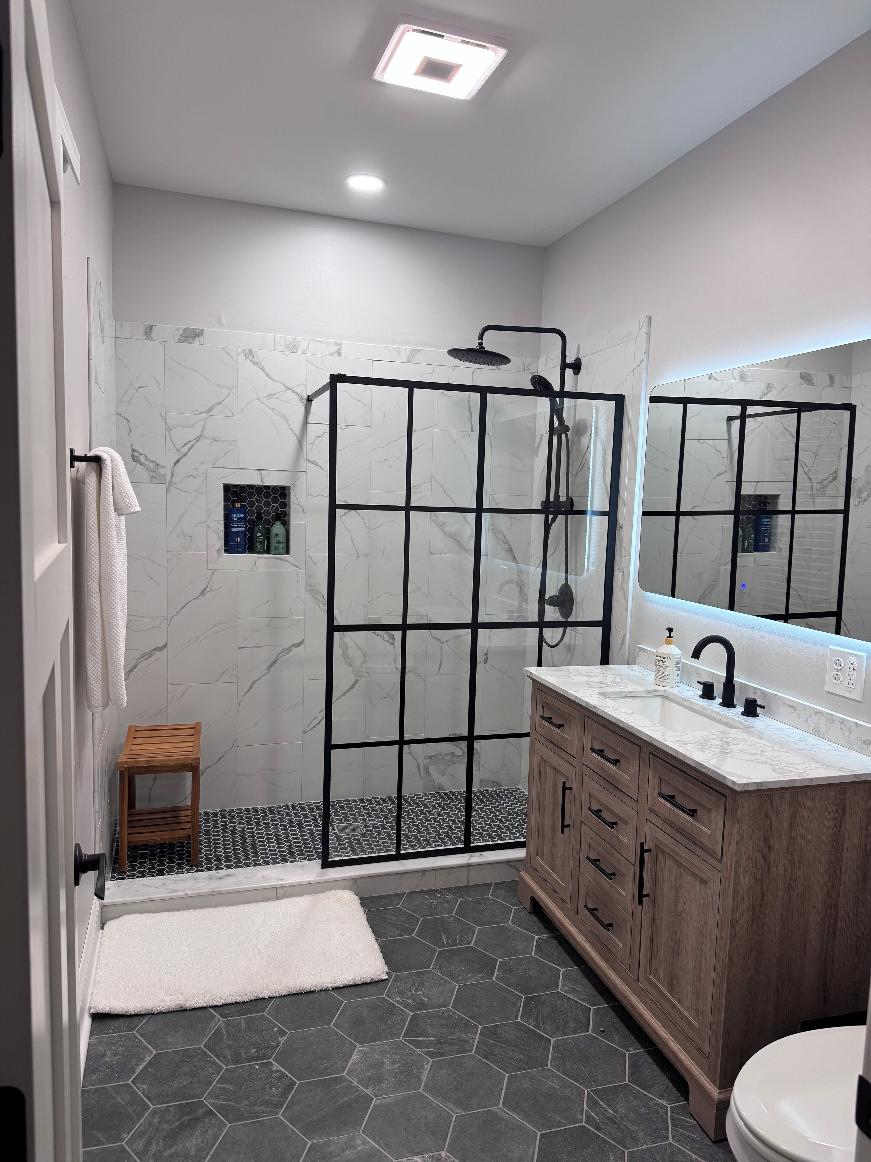 Douche, serviettes fournies, savon, papier toilette