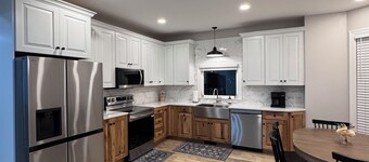 Retreat on Bridge Street - 3 Bed, 2 Bath Luxury Apartment