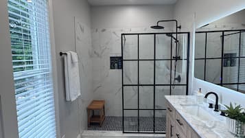 Douche, serviettes fournies, savon, papier toilette