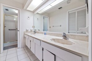 Shower, hair dryer, towels, soap - 3BR/2BA Monthly Rental in Oldsmar near Honeymoon Island, Palm Harbor, and Dunedin (Oldsmar)
