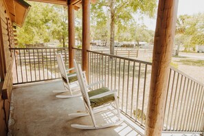 Terrace/patio - Fabulous 4-bedroom house with big yard and plenty of room in Steinhatchee (Steinhatchee)