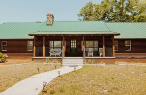 Exterior - Fabulous 4-bedroom house with big yard and plenty of room in Steinhatchee (Steinhatchee)