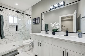 Shower, hair dryer, towels, soap - Amazing Home by Medical Center and Downtown! #B (Houston)