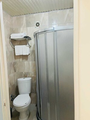 Combined shower/tub, hair dryer, towels, soap - Anı Park Hotel Pendik (İSTANBUL)