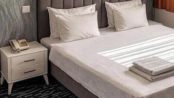 Chambre Double Standard, vue port | Bureau, espace de travail pour ordinateur portable, Wi-Fi gratuit