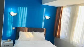 Skrivbord, arbetsyta för laptop och gratis wi-fi