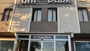 A hotel with a sign reading "ANI PARK HOTEL" and "Höğeldiniz" below it.