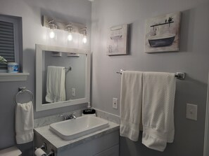 Håndklær, såpe og toalettpapir