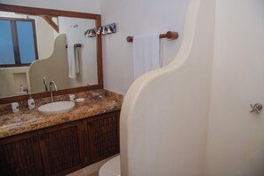 Een douche, een haardroger, een bidet, handdoeken