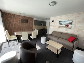 Living area - 80m from resort center, 2nd floor, view ski slopes, swimming pool, balcony, tv, ski locker, 61m² (Eaux-Bonnes)