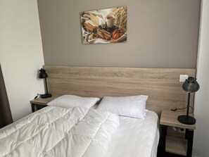 2 bedrooms, WiFi, bed sheets - 80m from resort center, 2nd floor, view ski slopes, swimming pool, balcony, tv, ski locker, 61m² (Eaux-Bonnes)