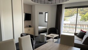 Interior - 150m from ski slopes, 2nd floor, view resort, swimming pool, balcony, tv, ski locker, 56m², Gourette (Eaux-Bonnes)
