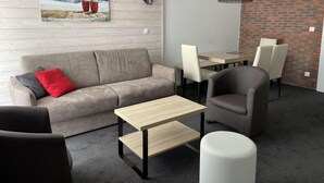 Living area - 150m from ski slopes, 2nd floor, view resort, swimming pool, balcony, tv, ski locker, 56m², Gourette (Eaux-Bonnes)
